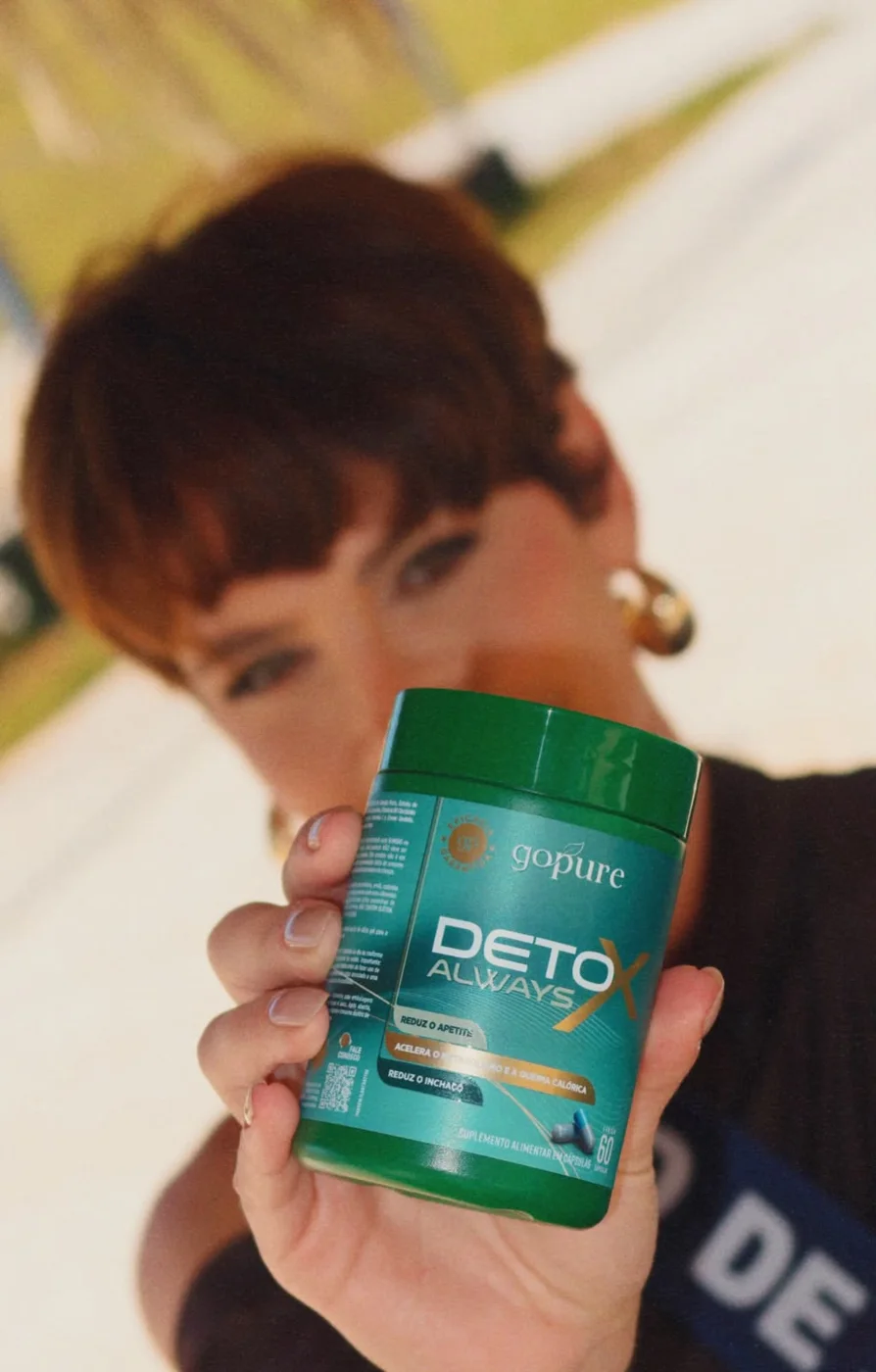 Modelo segurando o Detox Always GoPure